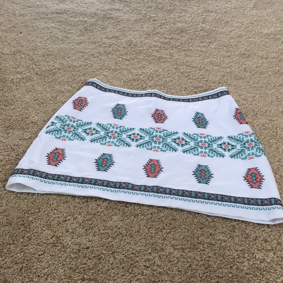Freeway Dresses & Skirts - FREEWAY size M white embroidered mini skirt